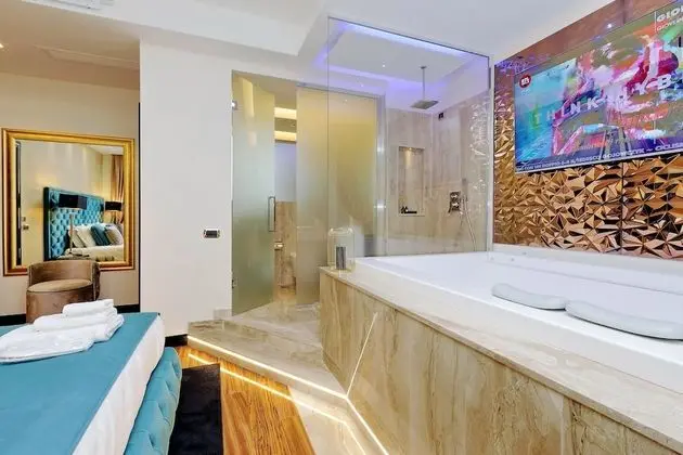 Trevi Diamond Luxury Suite & Jacuzzi - Oda