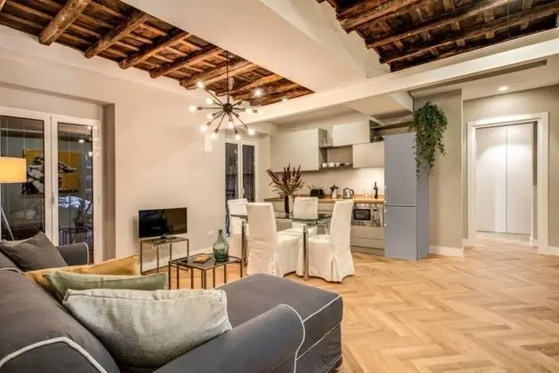 Trevi Fountain Superior 3 bdr apartment