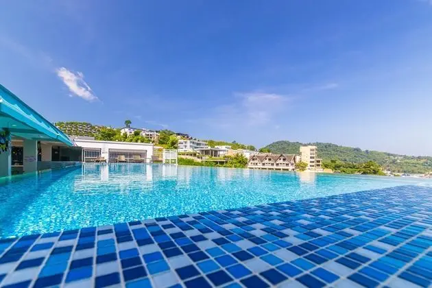 Triple L Hotel Patong Beach - Havuz