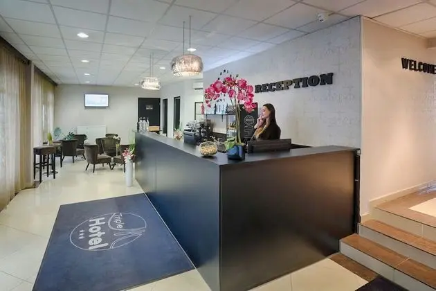 Triple M Hotel - Lobi