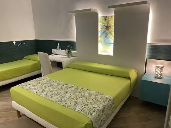 Triple Room in Bb - a Stones Throw From the sea