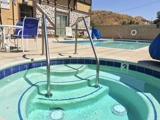 Triplodge of Santa Clarita - Havuz