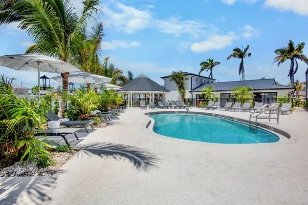 Tropic Isle at Anna Maria Island Inn - Havuz