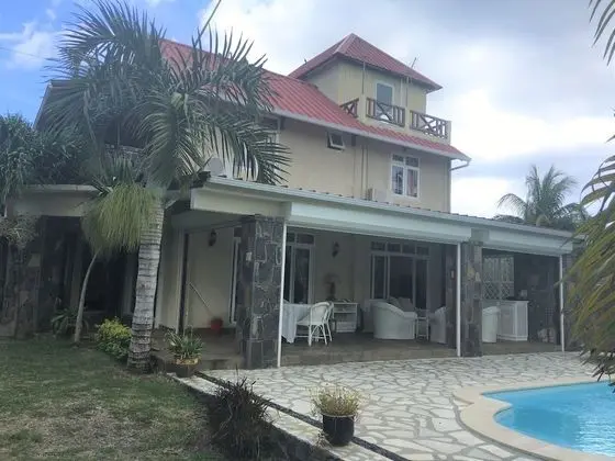 Tropical Villa 5 Min to the Beach