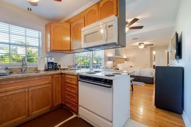 Tropical Nola Perfect Near Beach, Shops, and Restaurants! - Mutfak