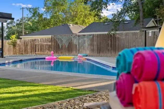 Tropical Hotel Style Home With Pool - Havuz