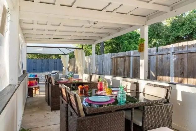 Tropical Hotel Style Home With Pool - Yerinde Yemek