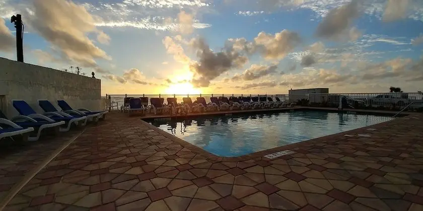 Tropical Winds Oceanfront Hotel - Havuz