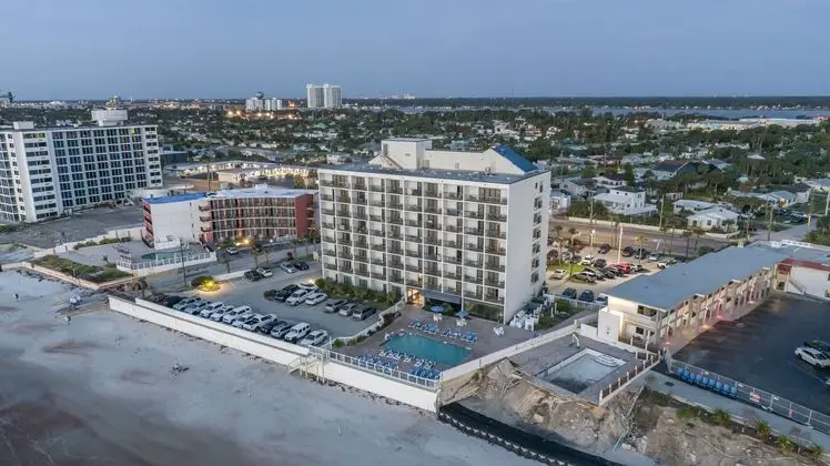 Tropical Winds Oceanfront Hotel - Plaj