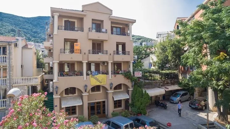 Villa Tropico