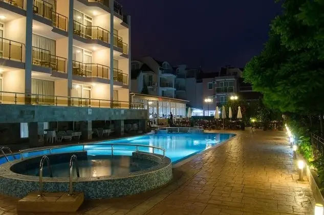 Tropics Hotel - Havuz