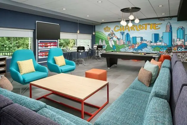 TRU BY HILTON CHARLOTTE AIRPORT LAKE POINTE - Lobi