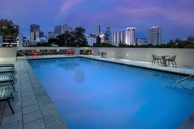 Tru by Hilton Miami West Brickell - Havuz
