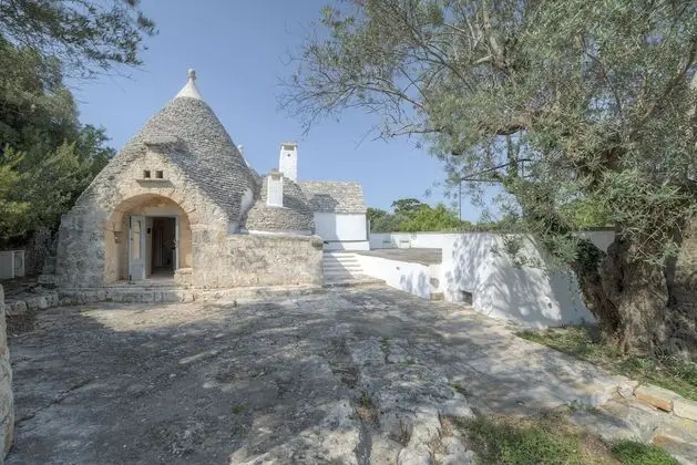 Trullo Grotta Cisternino by Typney