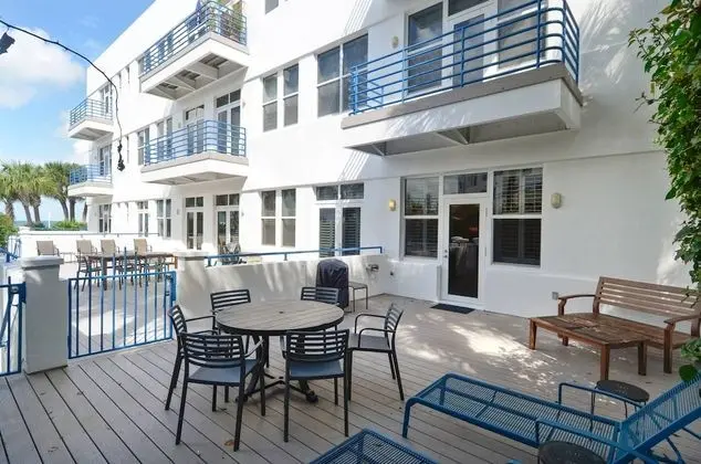 Truman's Hideaway by Avantstay Great Location w/ Patio, Outdoor Dining, BBQ & Shared Pool! Week Long Stays