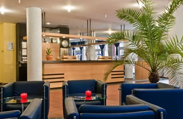 Tryp by Wyndham Halle - Lobi