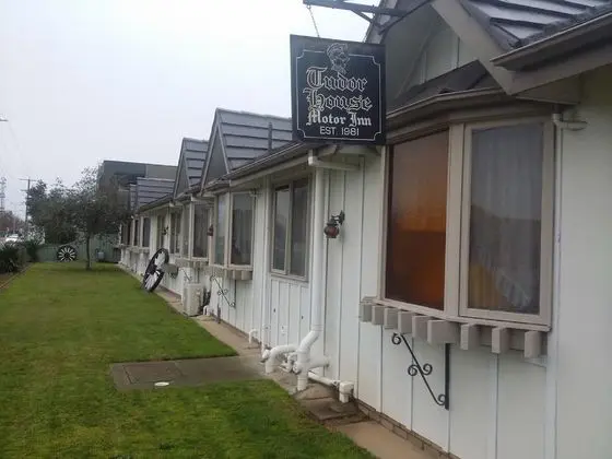 Tudor House Motel - Dış Mekan