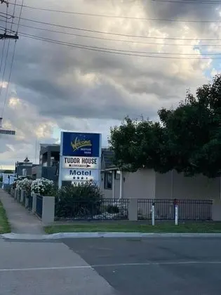 Tudor House Motel - Genel