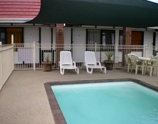 Tudor House Motel - Havuz