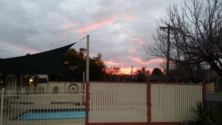 Tudor House Motel - Havuz