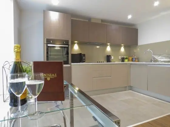 Tudors eSuites 11 Bed House City Centre - Mutfak