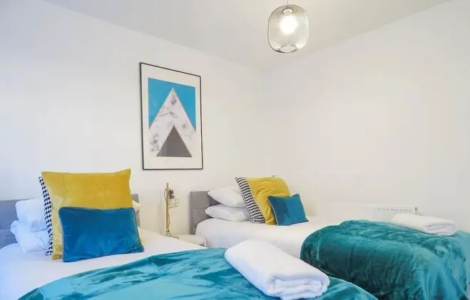 Tudors eSuites Birmingham House with Private Garden Free Parking