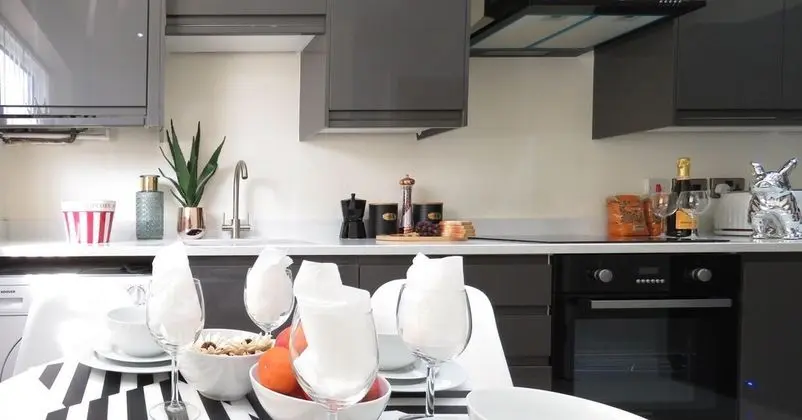 Tudors eSuites Birmingham Townhouse Private Garden Free Parking - Mutfak