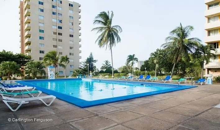 Turtle Towers Apartments - Havuz