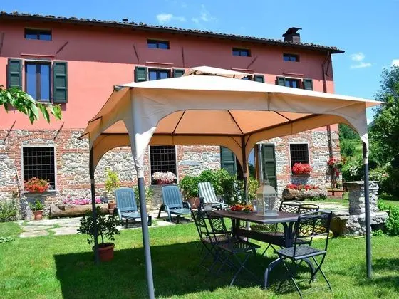 Tuscan Farmhouse in Castiglione di Garfagnana With Garden - Yerinde Yemek