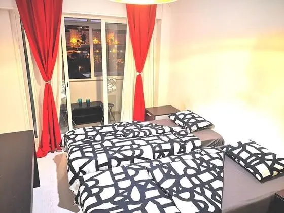 Twin Beds Bedroom Sharing, Wifi and Ac, 300 Meters From Station