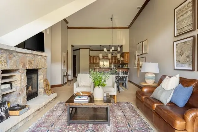 Twin Chutes by Avantstay Beautiful Ski in Ski out Condo w/ Access to Hot Tub & Gym