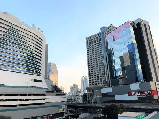 Twin Peaks Sukhumvit Suites