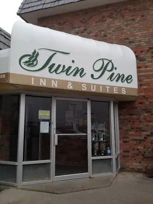 Twin Pine Inn & Suites - Dış Mekan