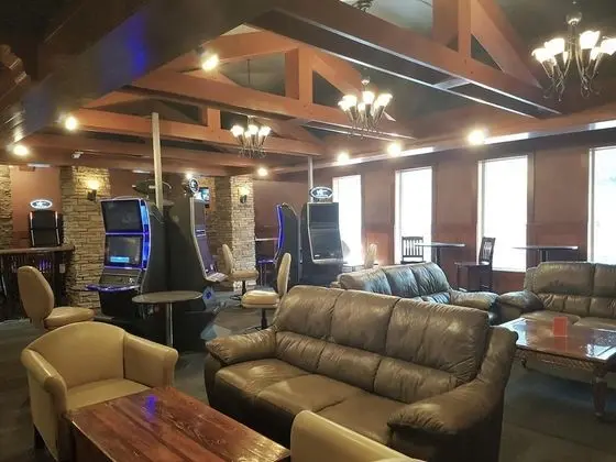 Twin Pine Inn & Suites - Lobi