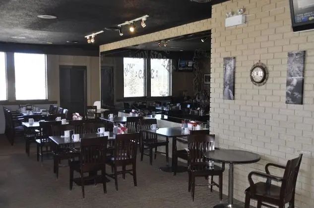 Twin Pine Inn & Suites - Yerinde Yemek