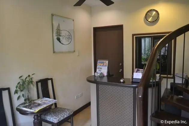 Twin Pines Suites - Lobi