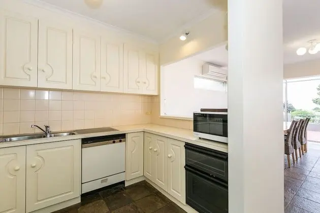 Two Bays Apartments - Mutfak