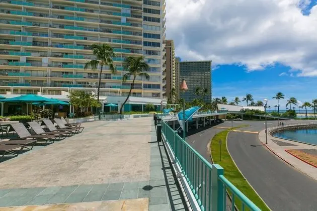 Two Bedroom Condo Overlooking Ala Wai Boat Harbor by Redawning - Havuz