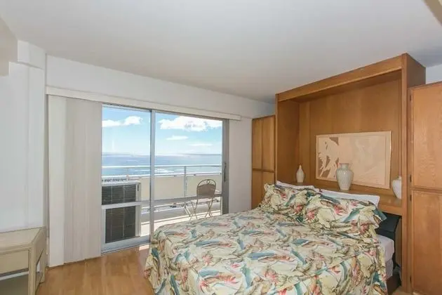 Two Bedroom Condo Overlooking Ala Wai Boat Harbor by Redawning - Oda