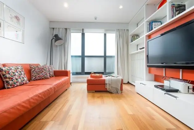 Two Bedroom Flat With Balcony in Central Wimbledon by Underthedoormat