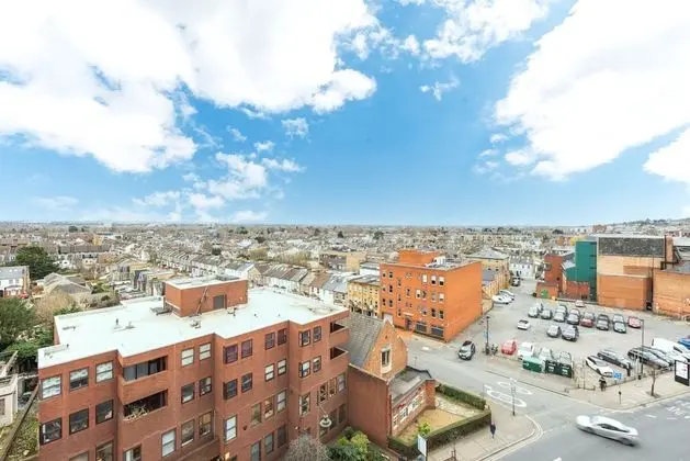 Two Bedroom Flat With Balcony in Central Wimbledon by Underthedoormat - Dış Mekan
