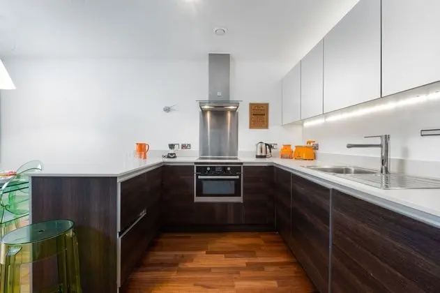 Two Bedroom Flat With Balcony in Central Wimbledon by Underthedoormat - Mutfak
