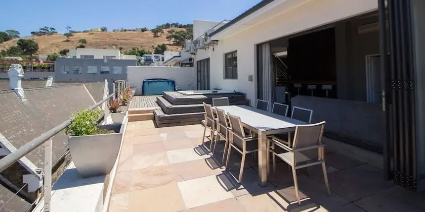 Two Bedroom Luxury Apartment With Jacuzzi