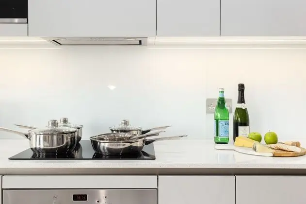 Two Bedroom Serviced Apartment with Balcony in Weymouth Building, Deacon Street - Mutfak