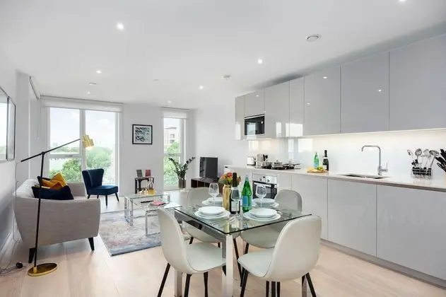 Two Bedroom Serviced Apartment with Balcony in Weymouth Building, Deacon Street - Oda Düzeni