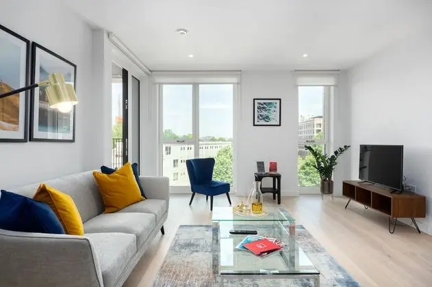 Two Bedroom Serviced Apartment with Balcony in Weymouth Building, Deacon Street - Öne Çıkan Resim