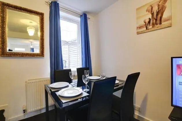 Two Bedroom Serviced Apartment - Oda Düzeni