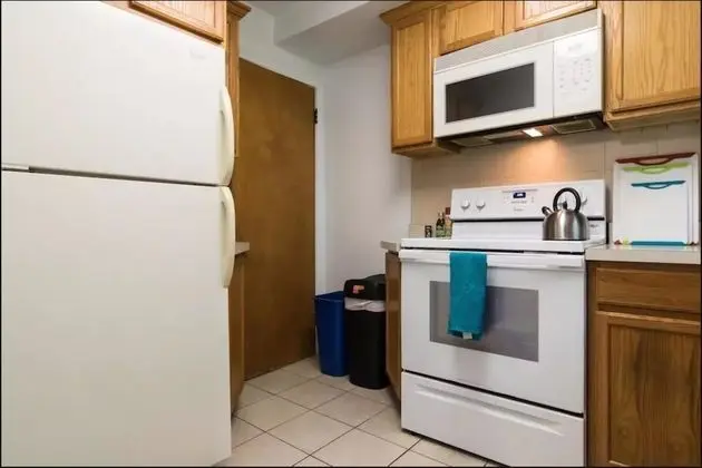 Two Bedroom West Stadium Bungalow - Unit 524 - Mutfak