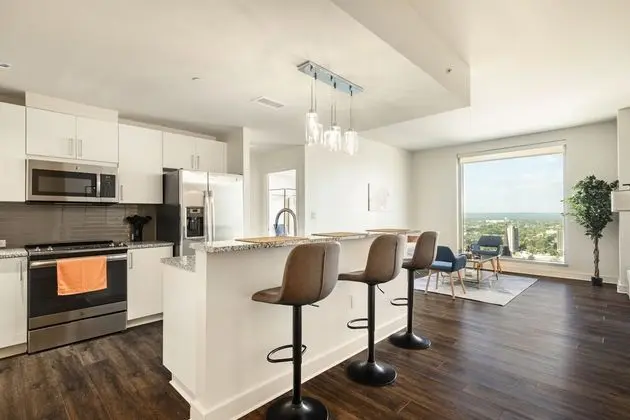 TWO Luxurious Highrises by Cozysuites - İç Mekan