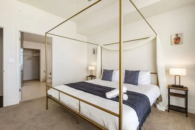 TWO Luxurious Highrises by Cozysuites - İç Mekan